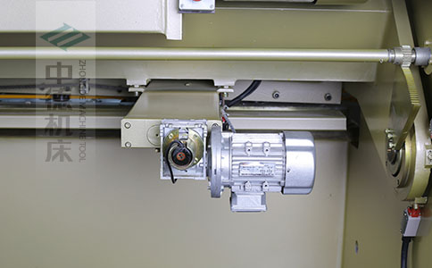 ZDS-832剪板机后档料结构，平行度高，并采用国内一流品牌轴承，耐磨抗压寿命长.jpg