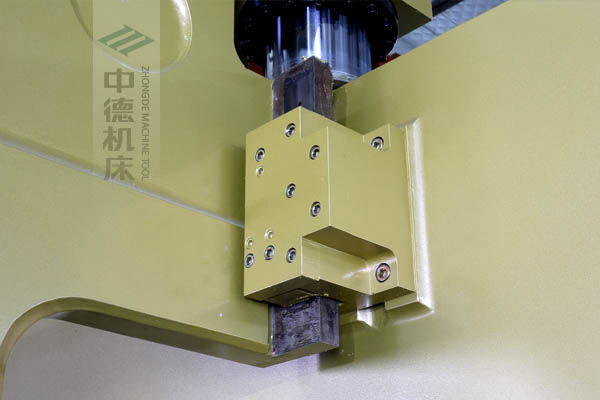 ZDP-20050加厚型滑块导轨，强有力的保持滑块间隙，有效减少工作时的抖动.jpg