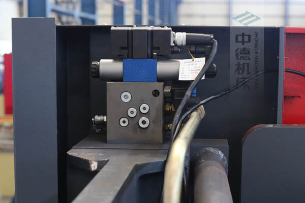 ZDPE8025采用进口液压系统，稳定无故障，耐高温高压，持久工作精度高.jpg
