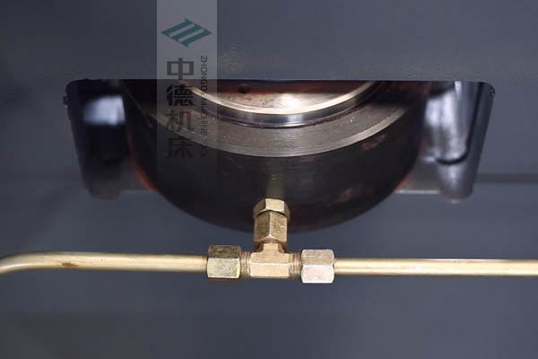 ZDPE8025高精度液压挠度补偿，高品质油缸，有效补偿中间位置角度偏差.jpg